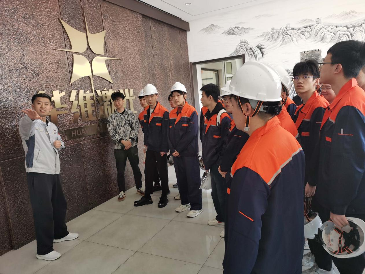 Profesorii și studenții de la Universitatea de Tehnologie din Shenyang au vizitat Huawei Laser Equipment Manufacturing Co., Ltd.